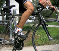 Дорожная езда: дорожная обувь имеет самую жесткую подошву из нейлона, композитных материалов или карбона для максимальной эффективности педалирования и минимального веса