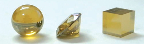 Другим вариантом является баллас или глобулярный поликристаллический агрегат кристаллических кристаллитов алмазного кристалла размером до 40 мкм;  шарики шариков могут достигать даже десятка сантиметров в диаметре;  они обычно имеют радиальную конструкцию;  Помимо алмаза они также включают гранаты, магнетит, биотит, цирконий и кварц